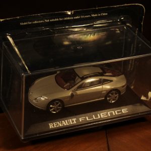 Renault Fluence 1/43 model, vitrinben